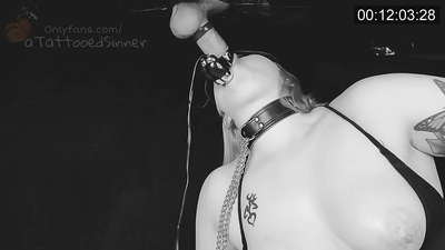 Pen jente med perfekte pupper ved gloryhole