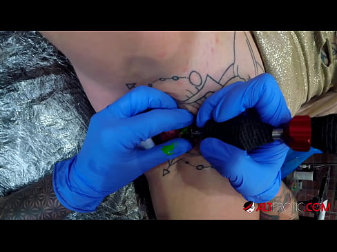 ❤️ Ekstremt tatovert hottie Sully Savage tok en tatovering på klitoris Sexvideo på porno no.assistirhentai.ru ❌️