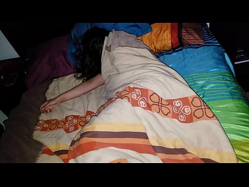 ❤️ Stesønn skjelter ut sin unge stemor mens hun sover. Sexvideo på porno no.assistirhentai.ru ❌️